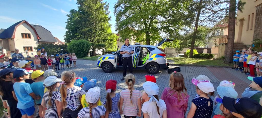 Policisté pobesedovali s žáky mateřských škol