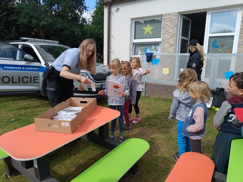 Policisté pobesedovali s žáky mateřských škol