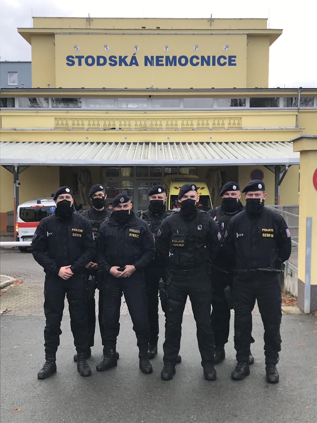 Policisté pomáhají v nemocnici