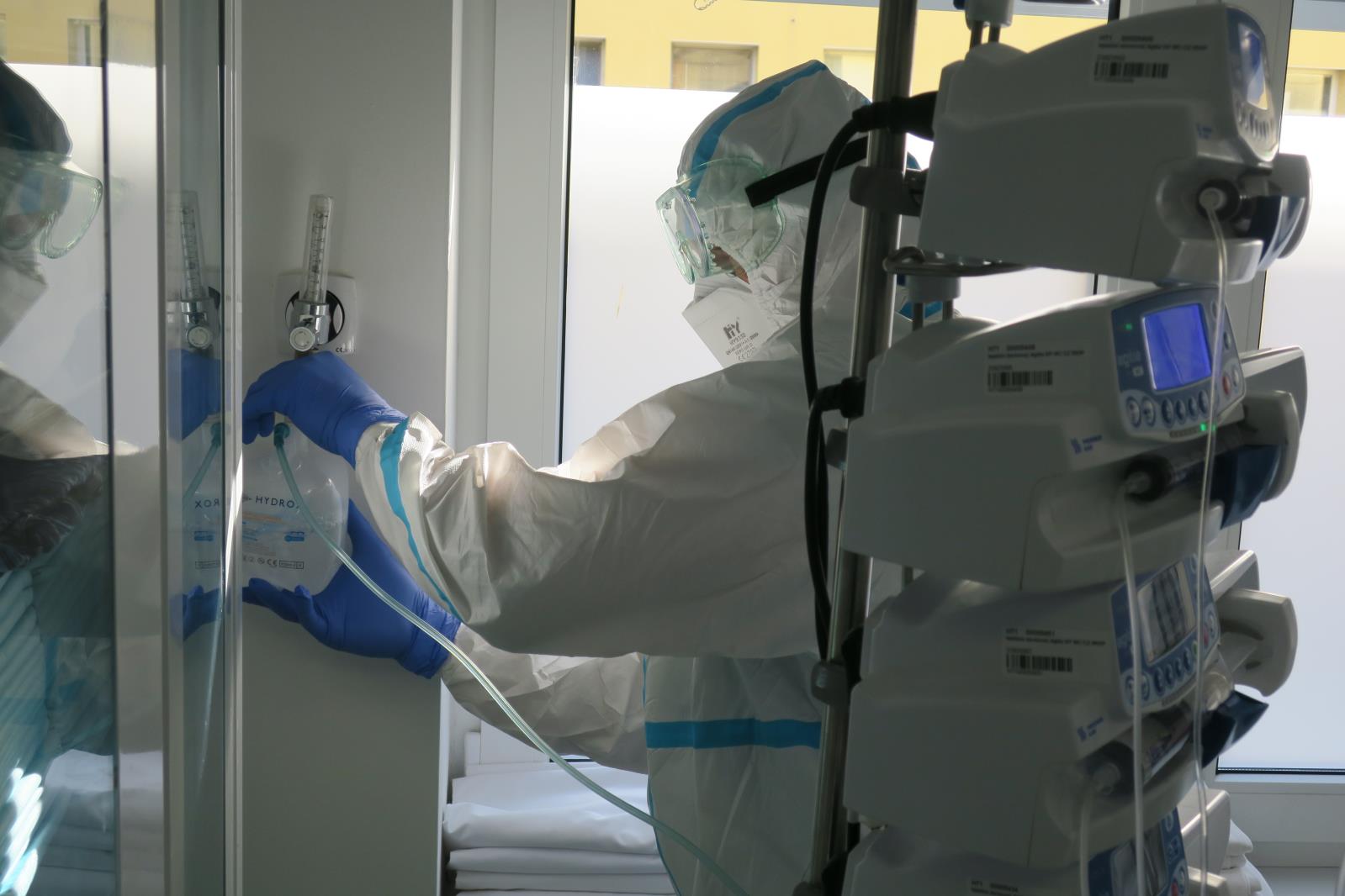 Policisté pomáhají v nemocnici