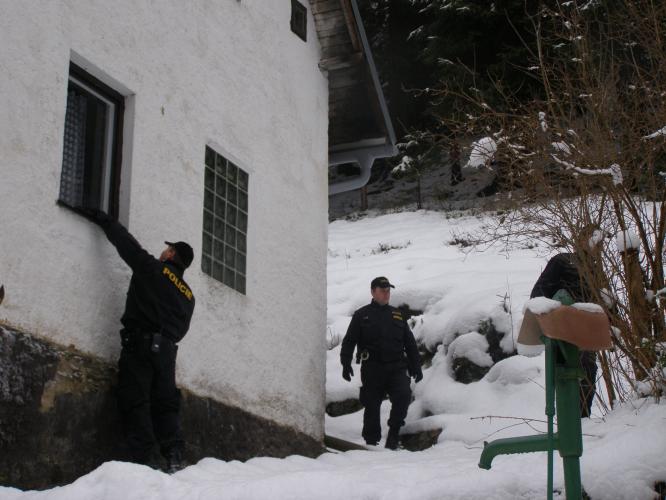 Policisté překonali i náročný terén
