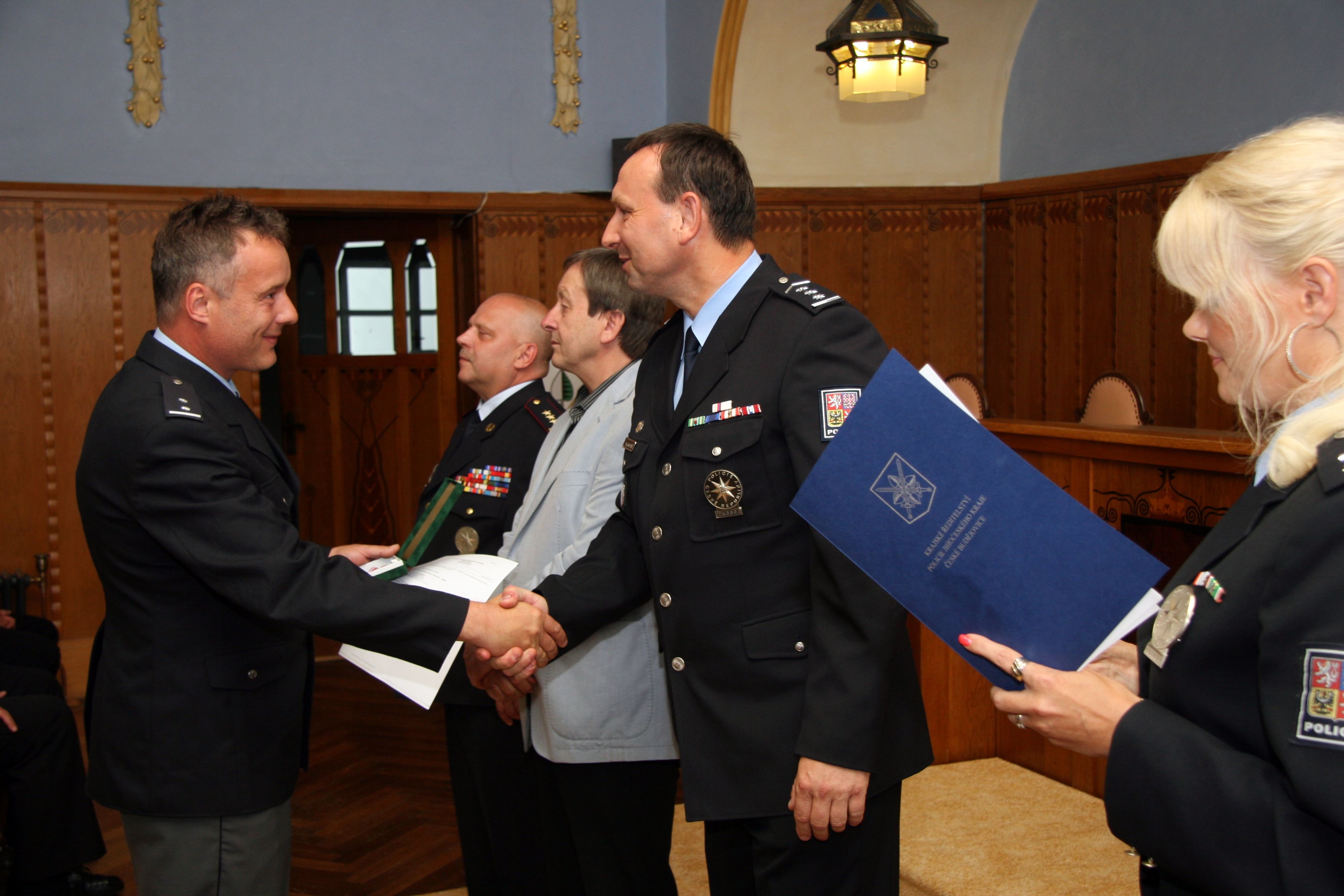 Policisté převzali medaile na Staré radnici v J.Hradci.JPG