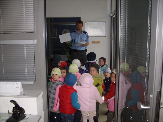 Policisté přivítali předškoláky.JPG