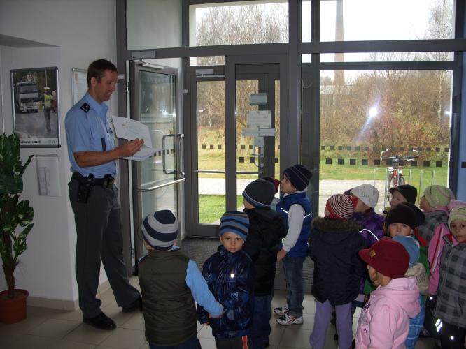 Policisté přivítali předškoláky.JPG