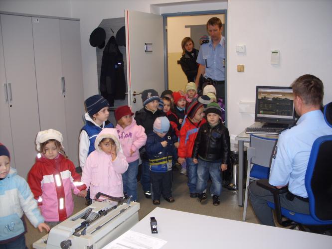 Policisté přivítali předškoláky.JPG