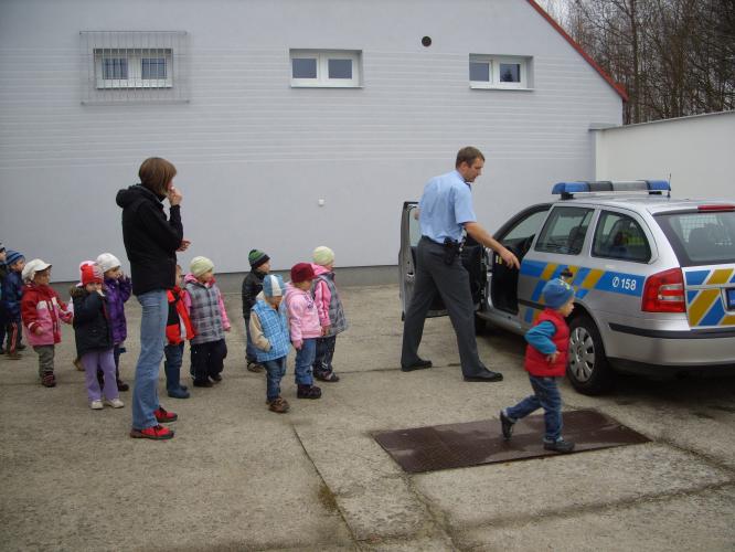 Policisté přivítali předškoláky.JPG