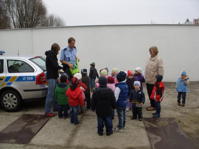 Policisté přivítali předškoláky.JPG