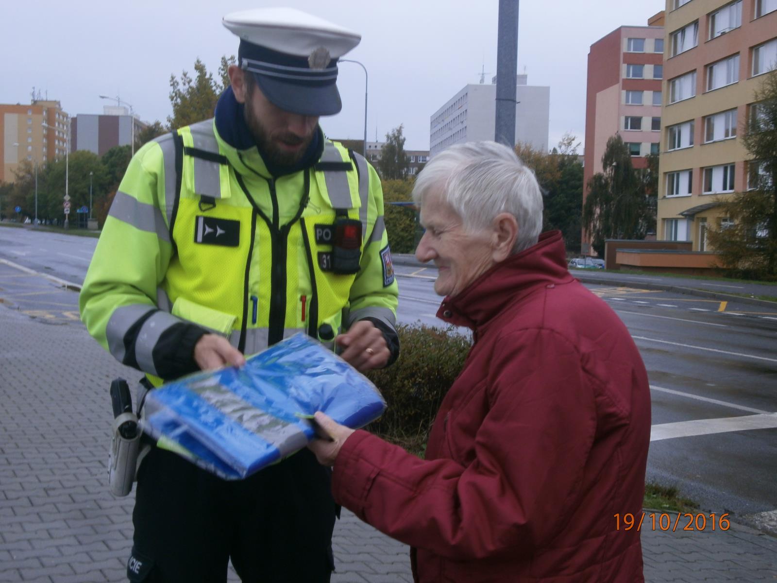 Policisté rozdávali reflexní prvky