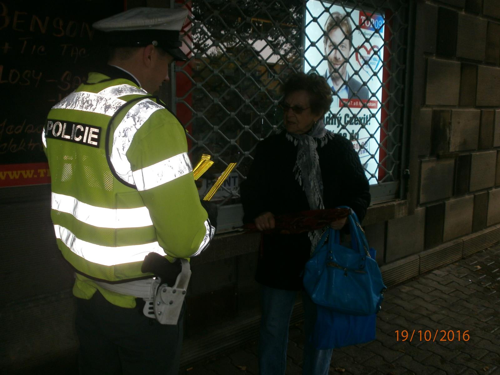 Policisté rozdávali reflexní prvky