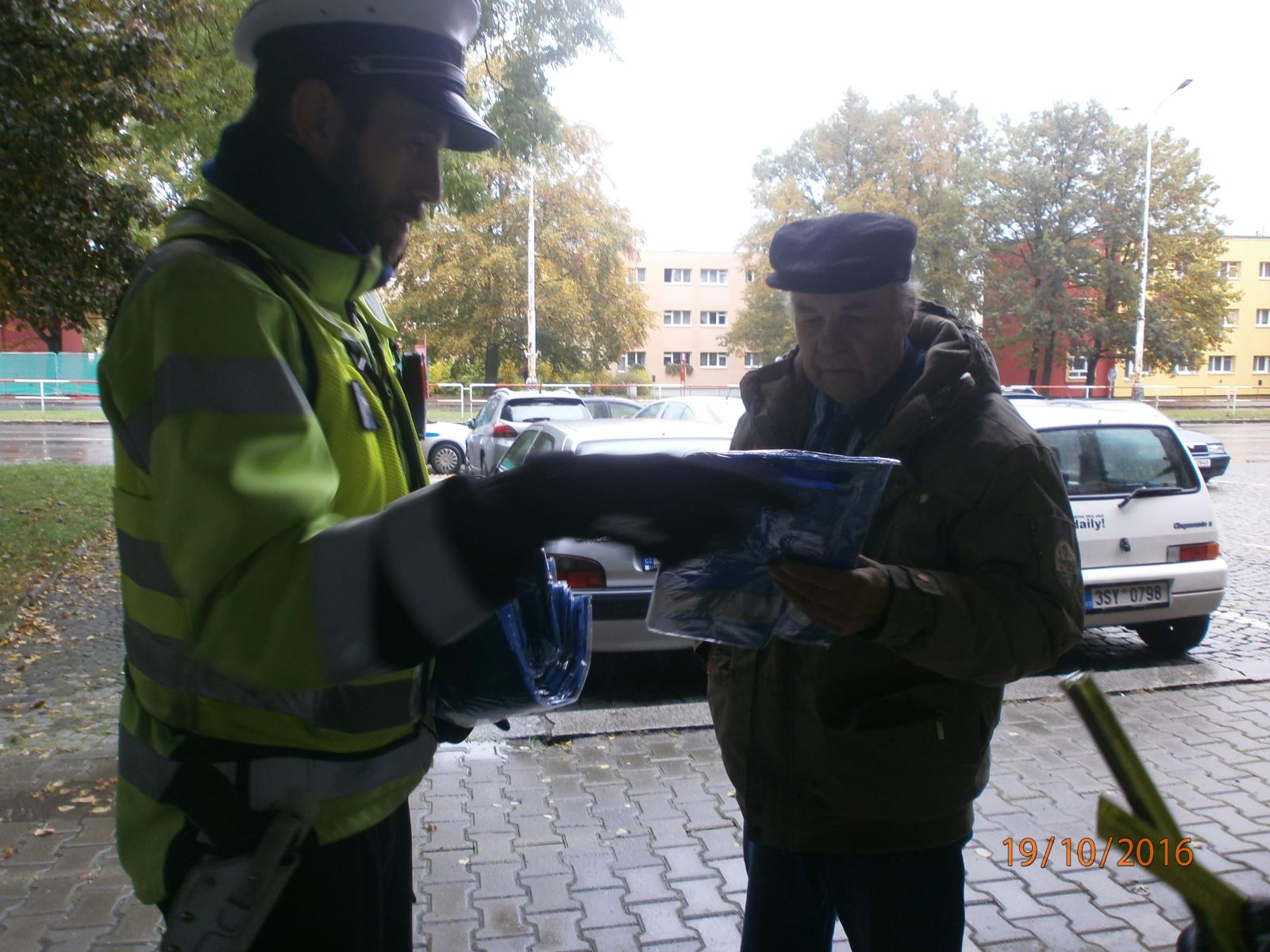 Policisté rozdávali reflexní prvky
