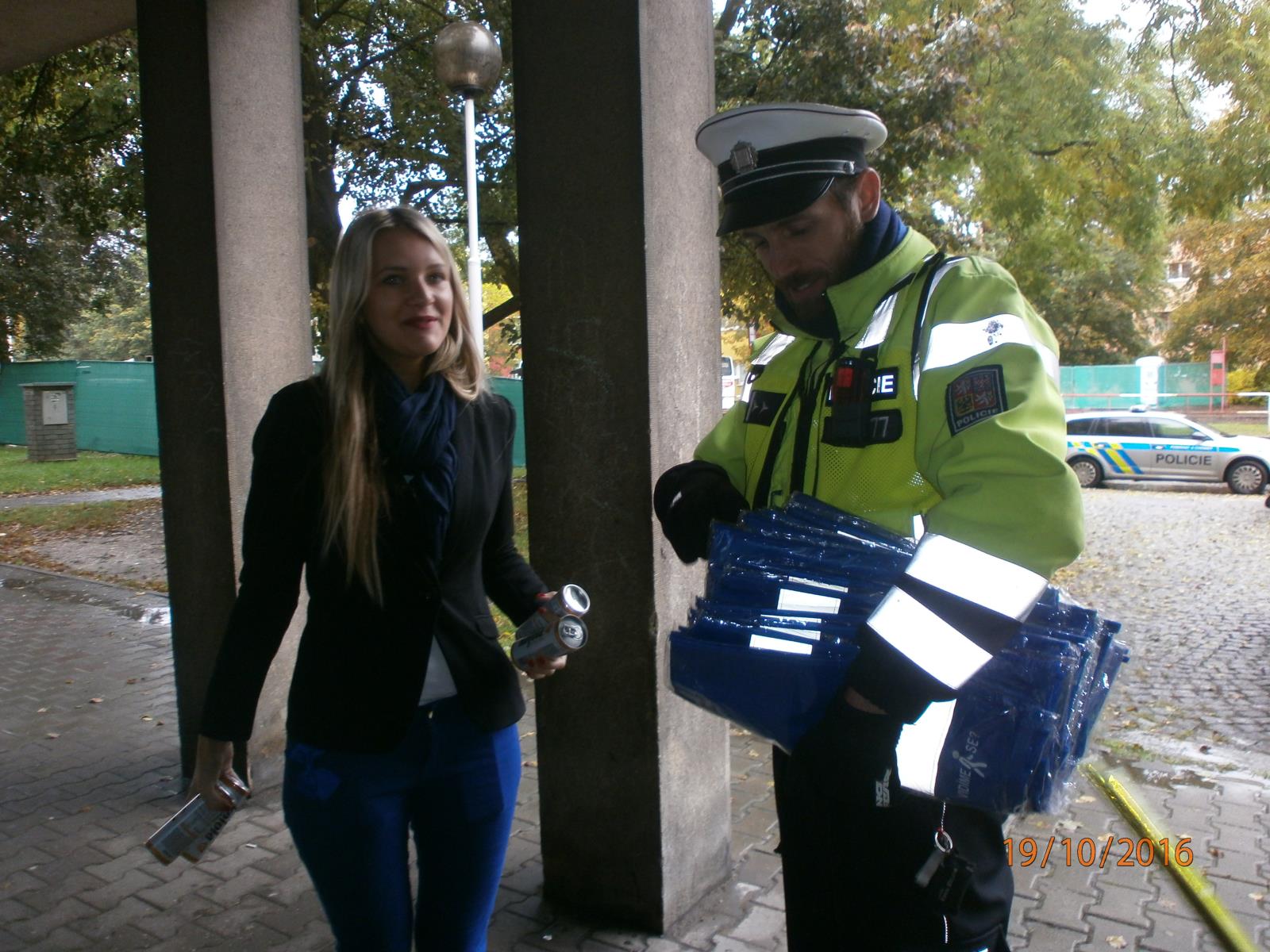 Policisté rozdávali reflexní prvky