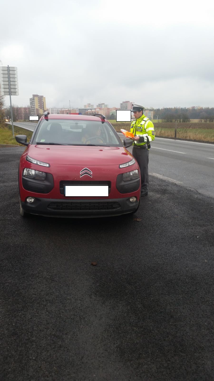 Policisté rozdávali reflexní prvky