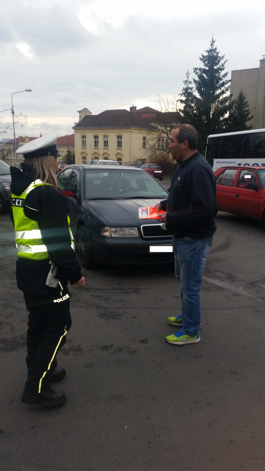 Policisté rozdávali reflexní prvky