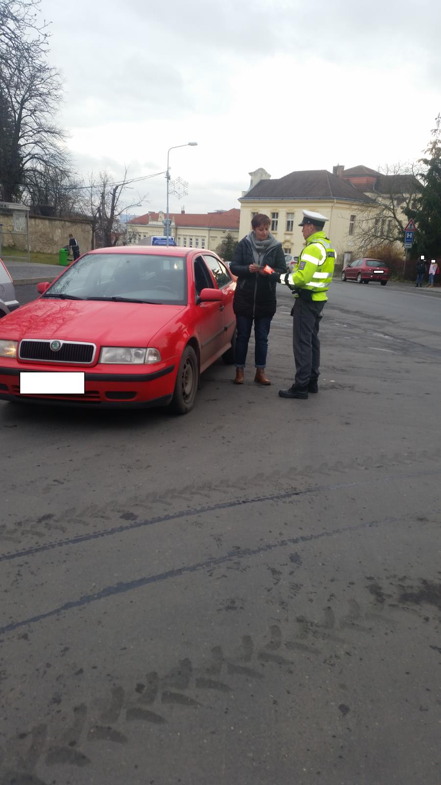 Policisté rozdávali reflexní prvky