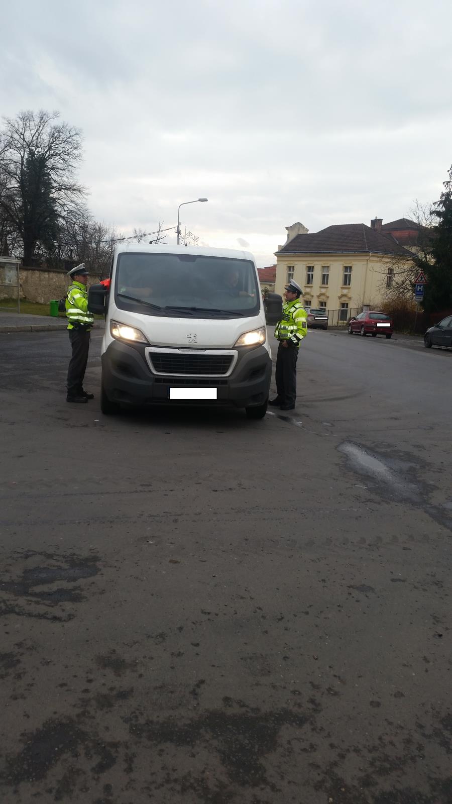 Policisté rozdávali reflexní prvky