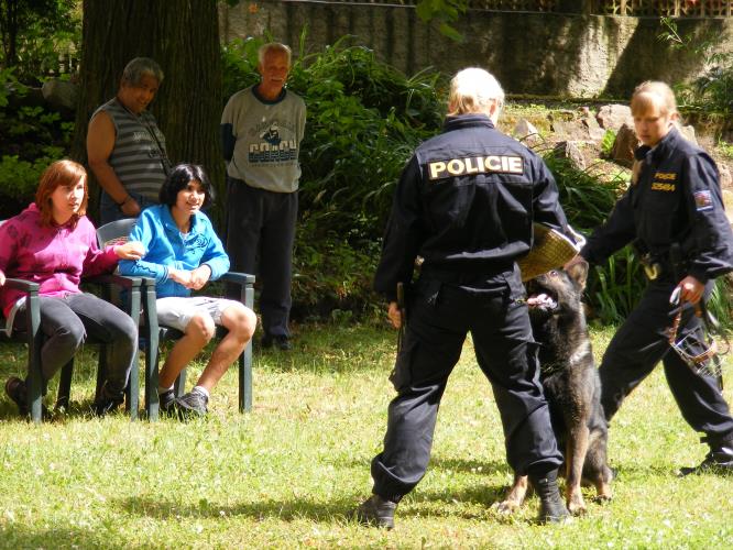 Policisté u dětí z DD a MŠ v Ledcích