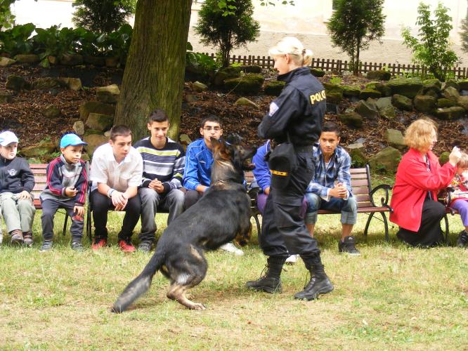 Policisté u dětí z DD a MŠ v Ledcích