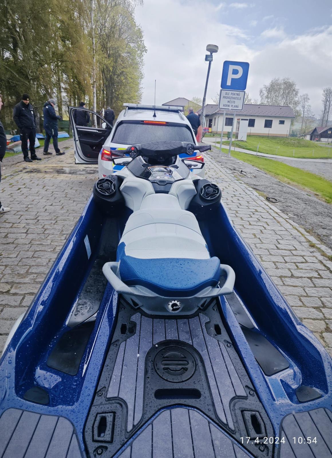 Policisté v Horní Plané mají nový vodní skútr