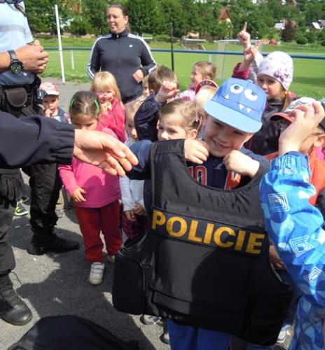 Policisté v mateřince