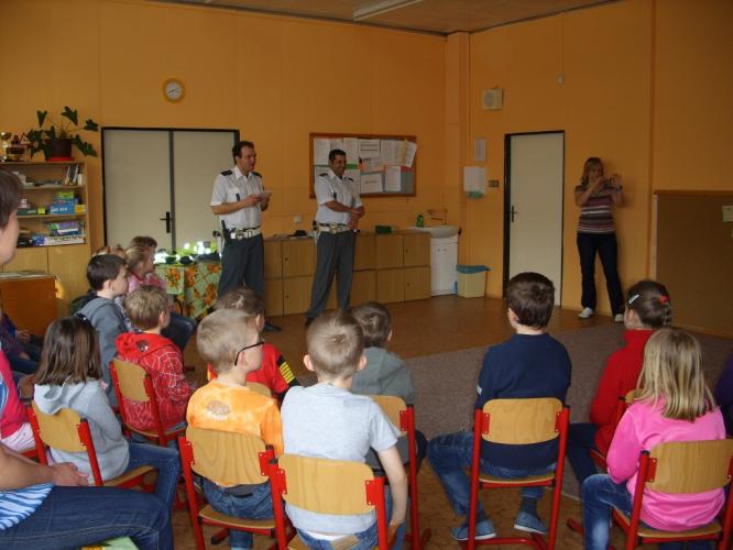 Policisté v perucké škole