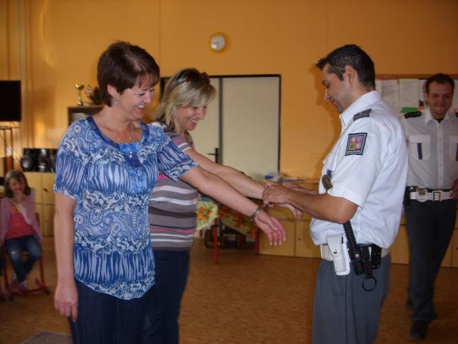 Policisté v perucké škole