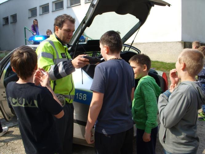 Policisté v perucké škole
