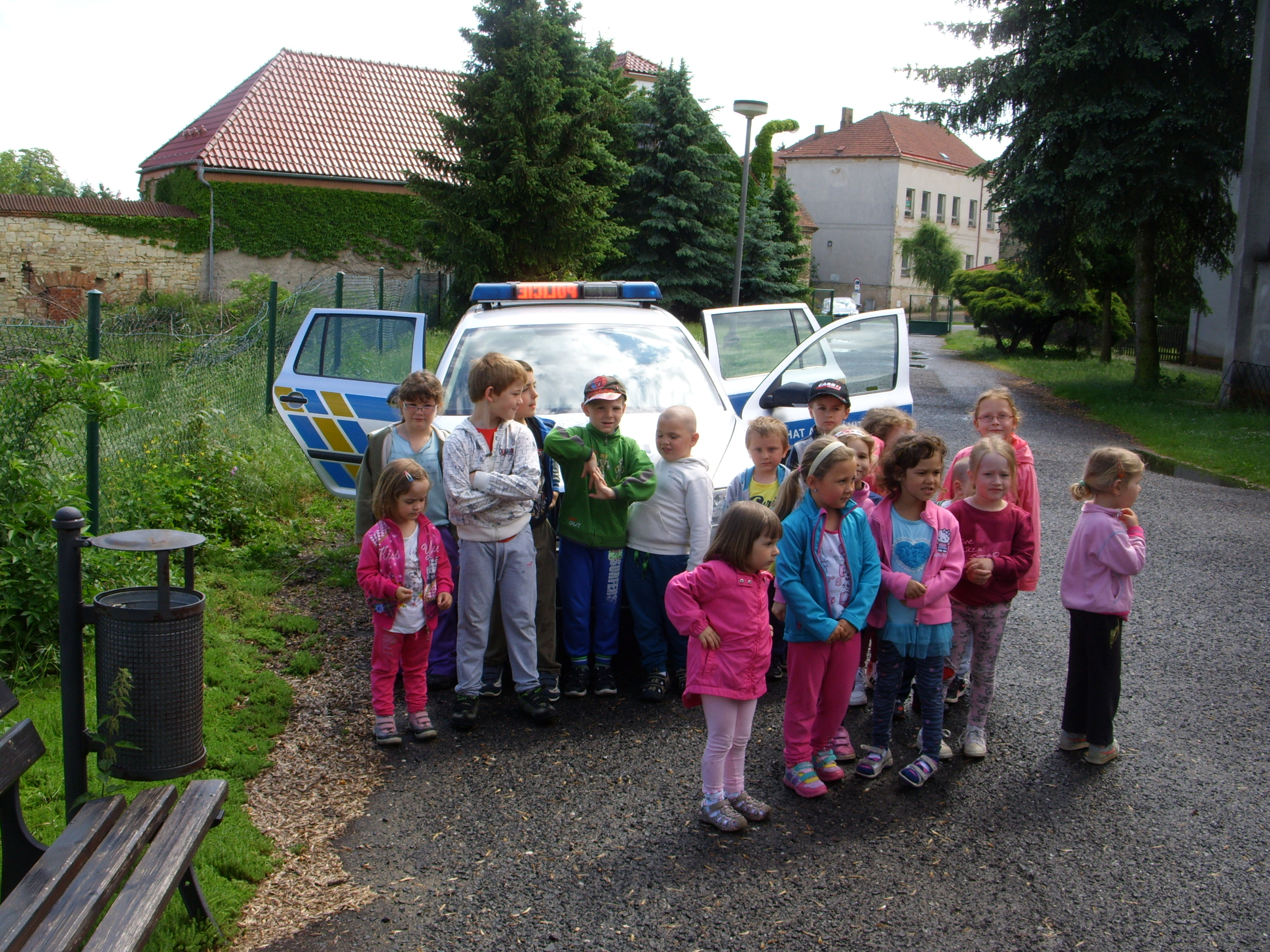 Policisté za dětmi