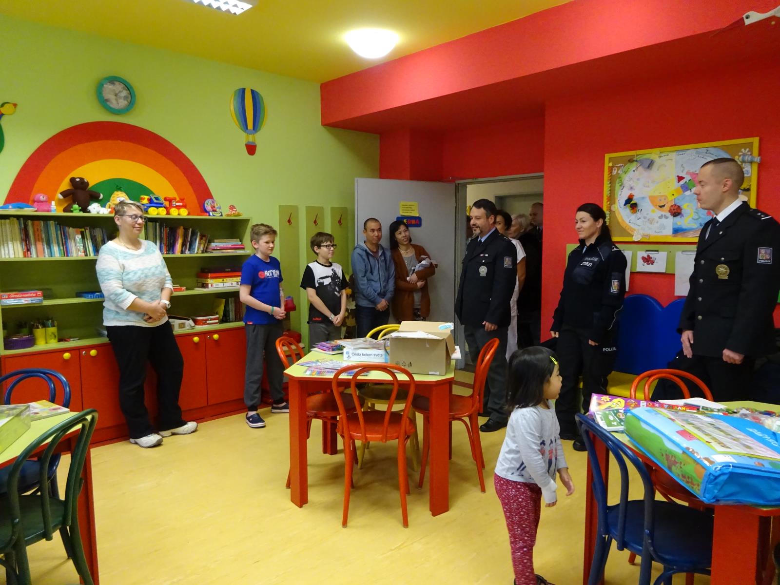 Policisté za dětmi v nemocnici