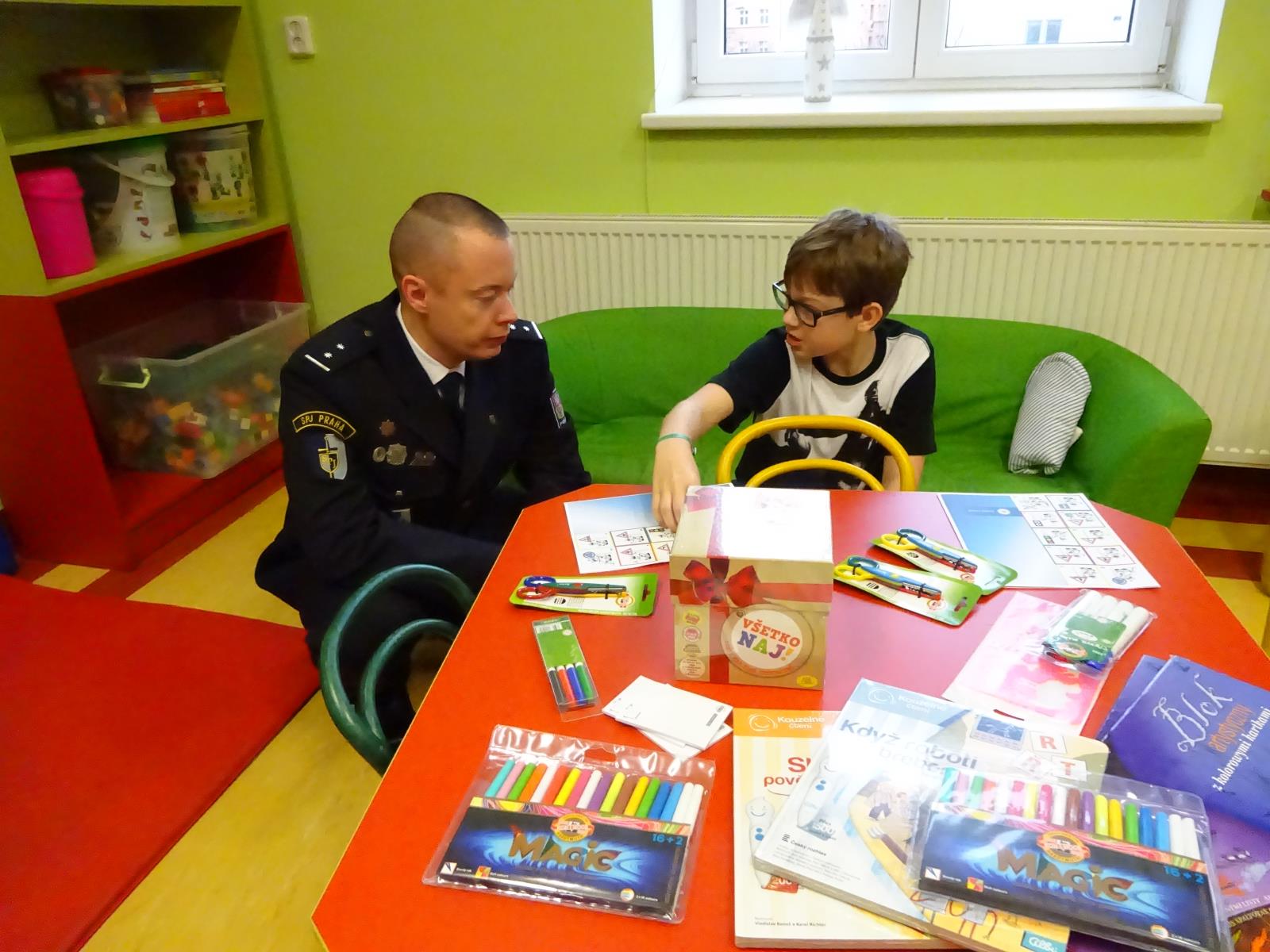 Policisté za dětmi v nemocnici