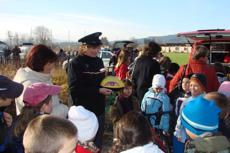 Policistka-děti-jízdní kolo.JPG