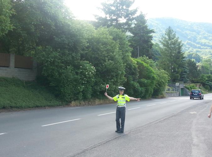 Policistka zastavuje řídiče