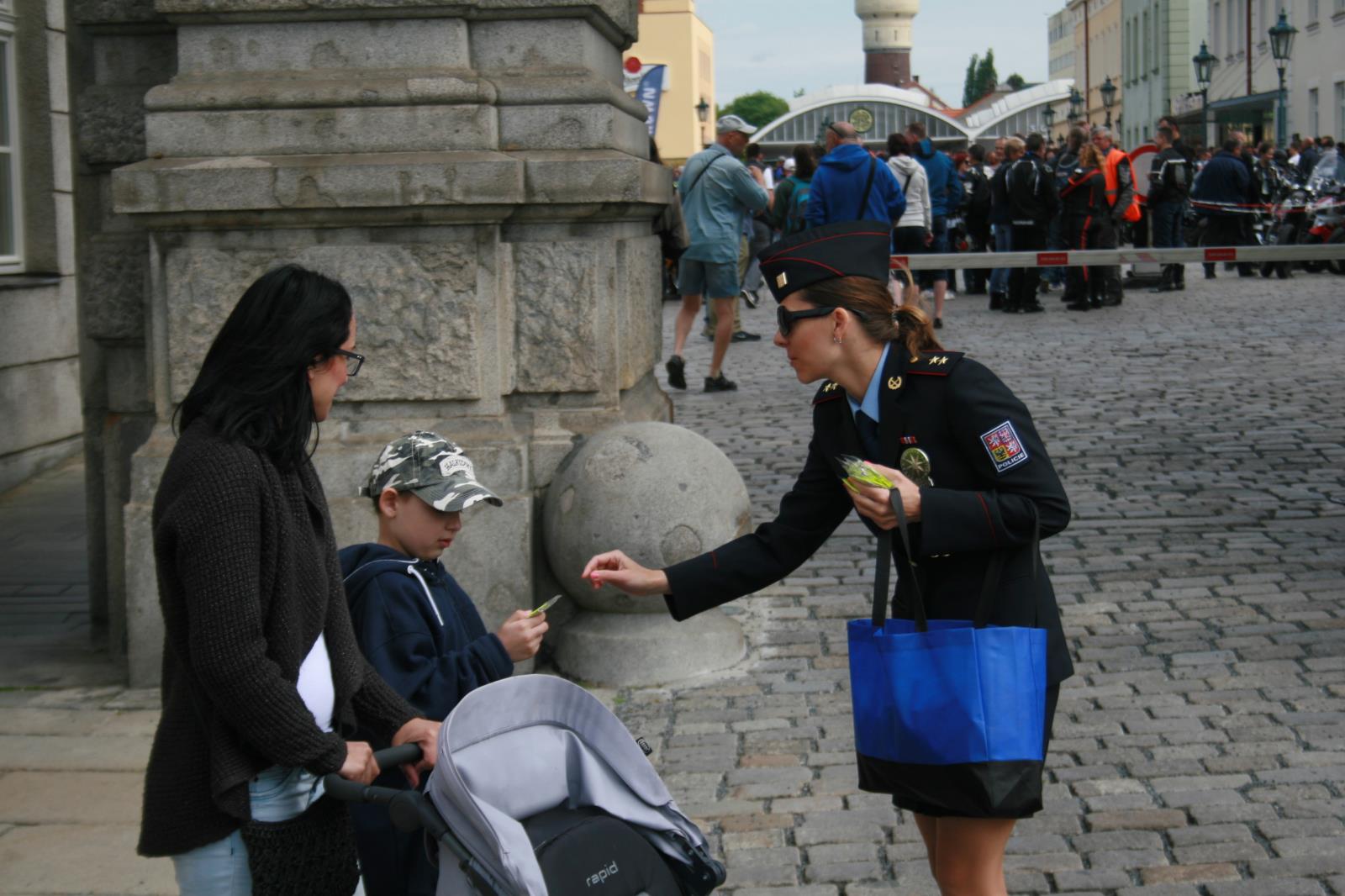 Policistky rozdávaly dětem reflexní prvky
