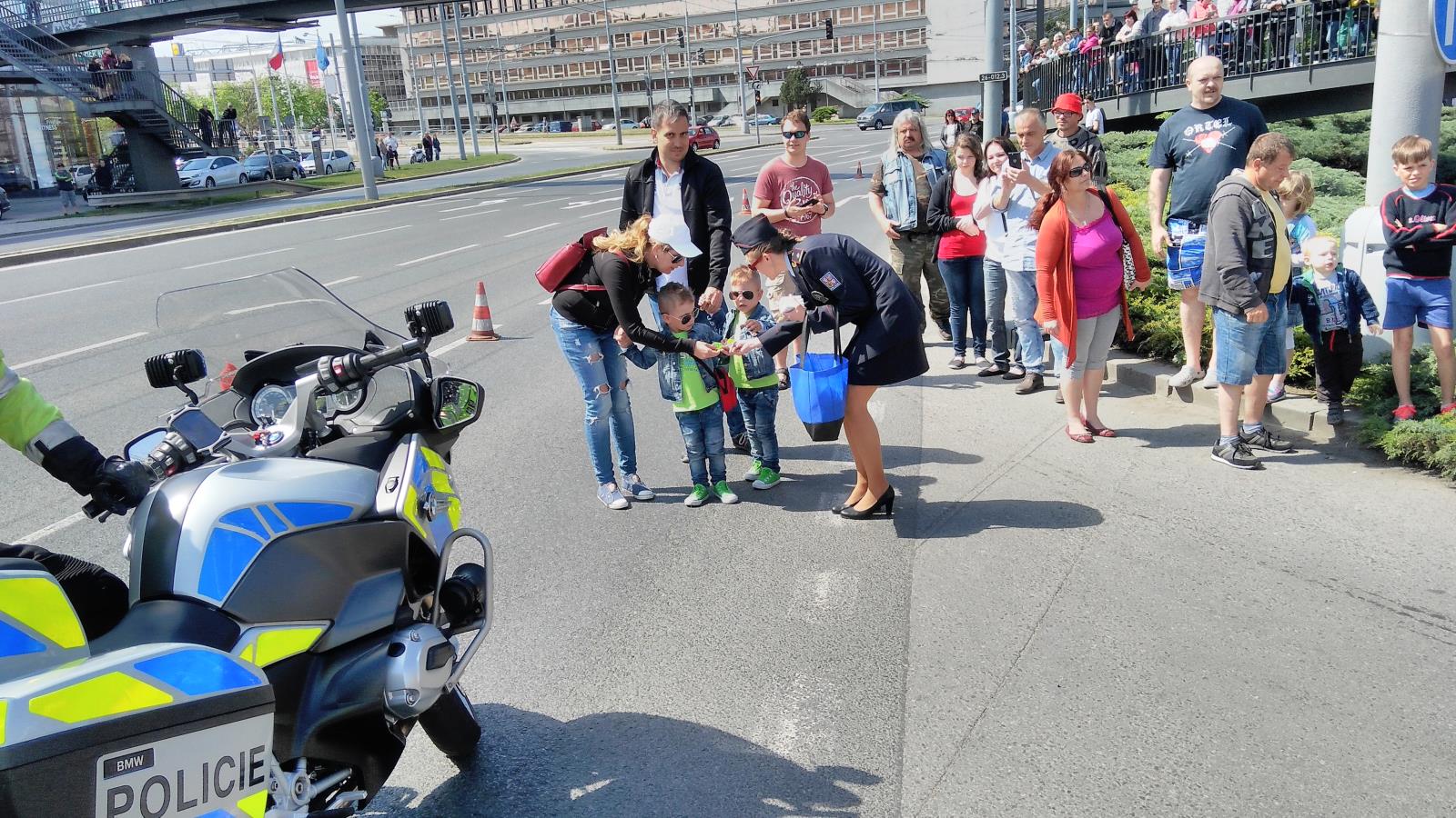 Policistky rozdávaly motorkářům alkoholtestery