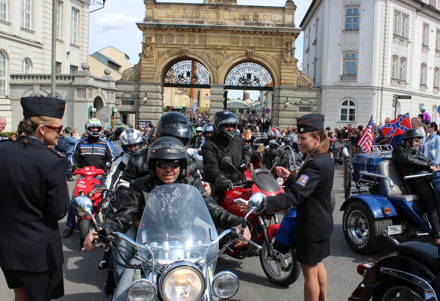 Policistky rozdávaly motorkářům alkoholtestery
