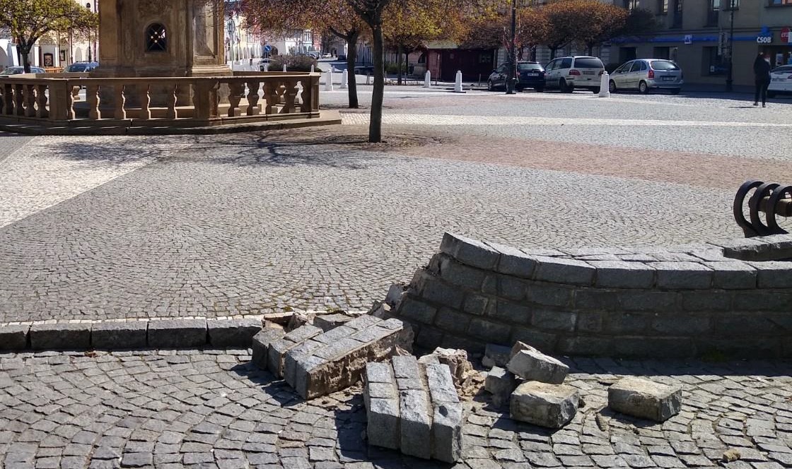 Poškozená okrasná zídka