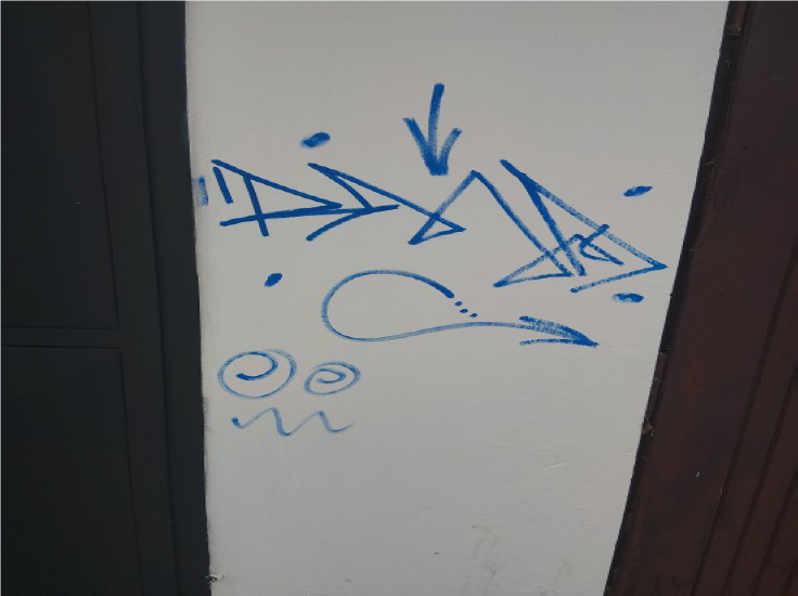 Poškozená stěna garáže