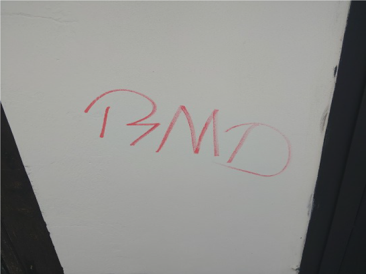 Poškozená stěna garáže