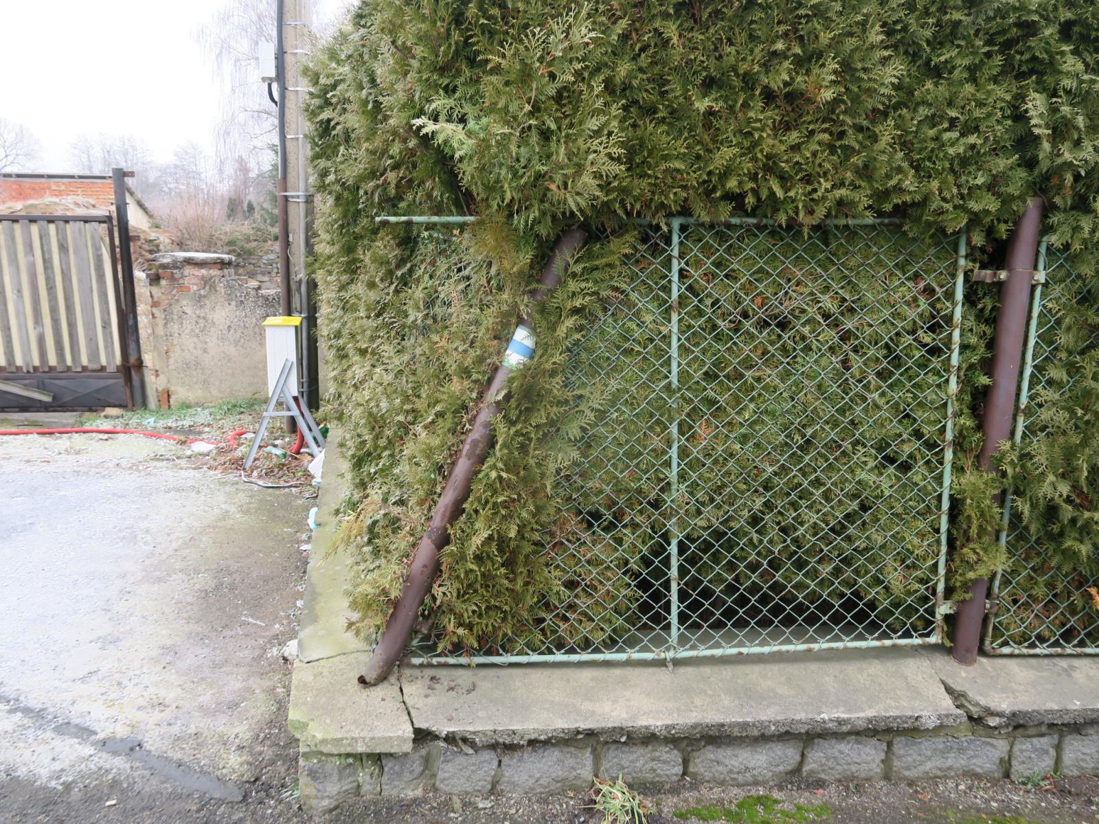 Poškozené oplocení Mirovice