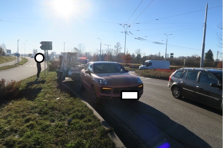 Poškozené vozidlo s přívěsným vozíkem.jpg