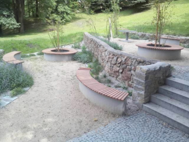Poškozené zařízení v parku