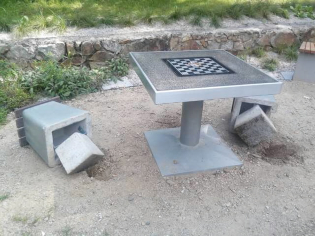 Poškozené zařízení v parku