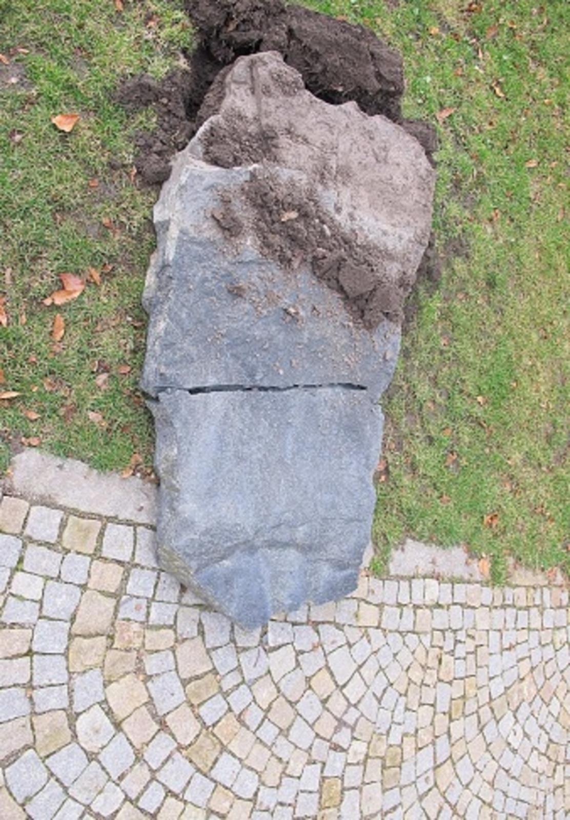 Poškození pamětní desky Kutná Hora