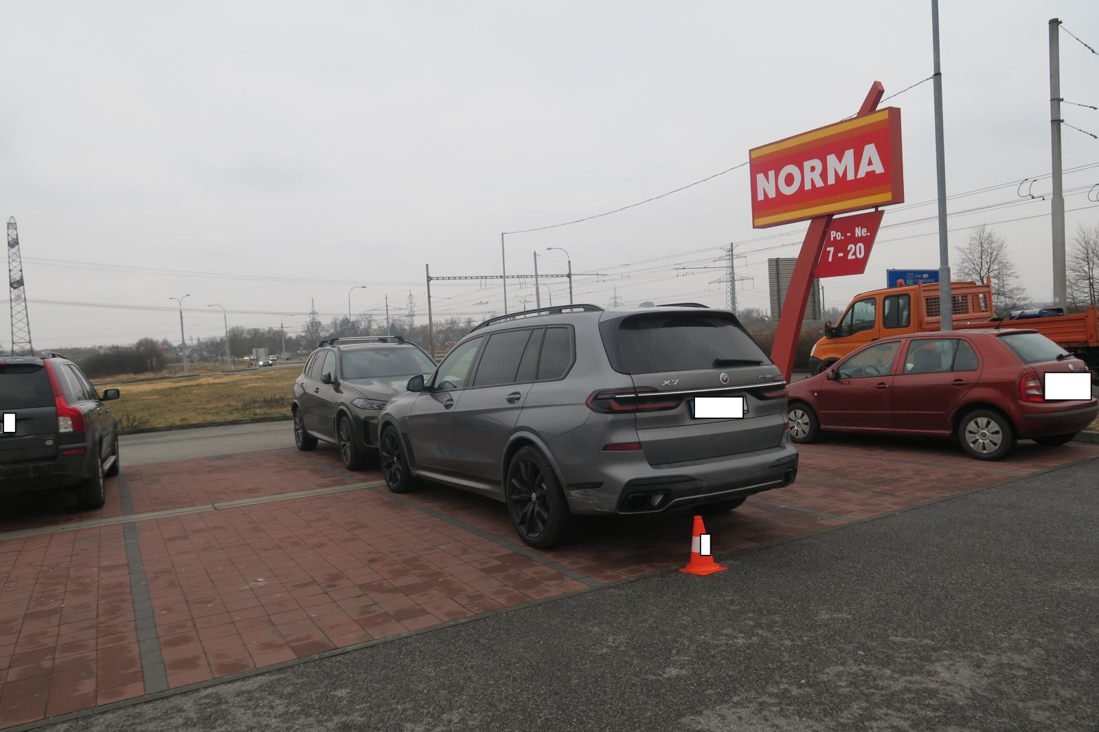 Poškození zaparkovaného BMW.JPG