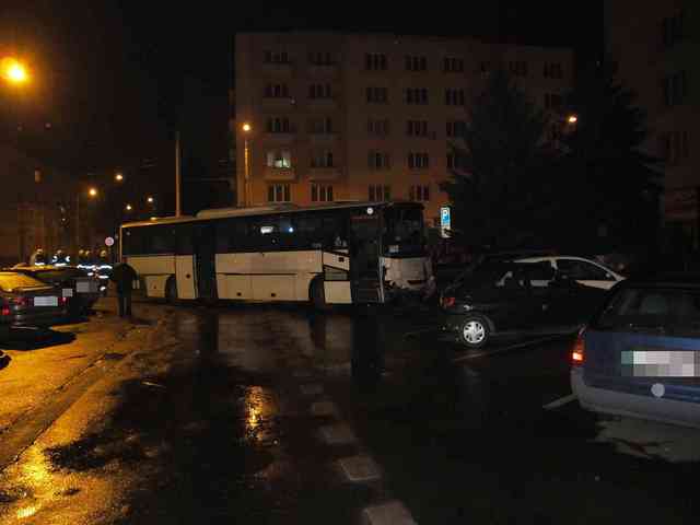 Poškozeno 11 vozidel - foto číslo 2