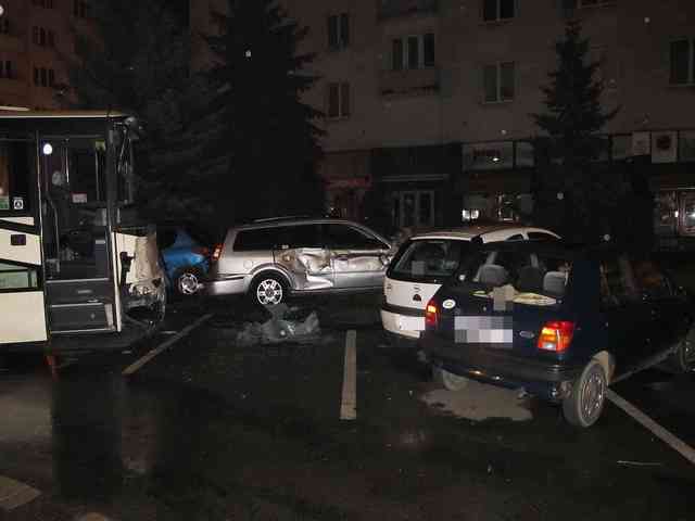 Poškozeno 11 vozidel - foto číslo 3