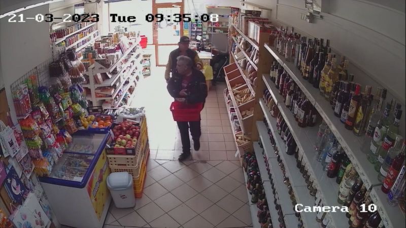 Poznáte muže na fotografii?