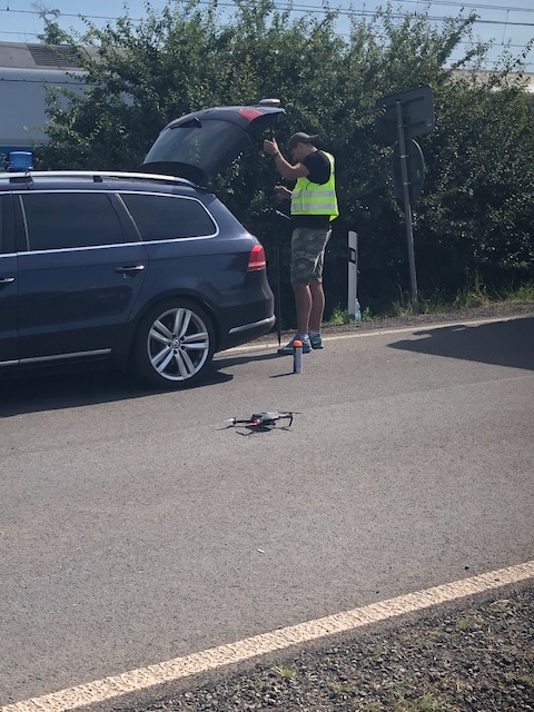 Práce policejního dronu na místě srážky