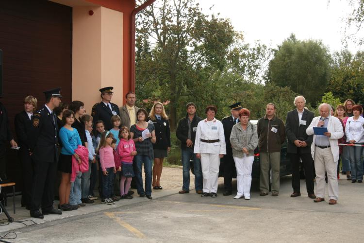 Před požární zbrojnicí.jpg