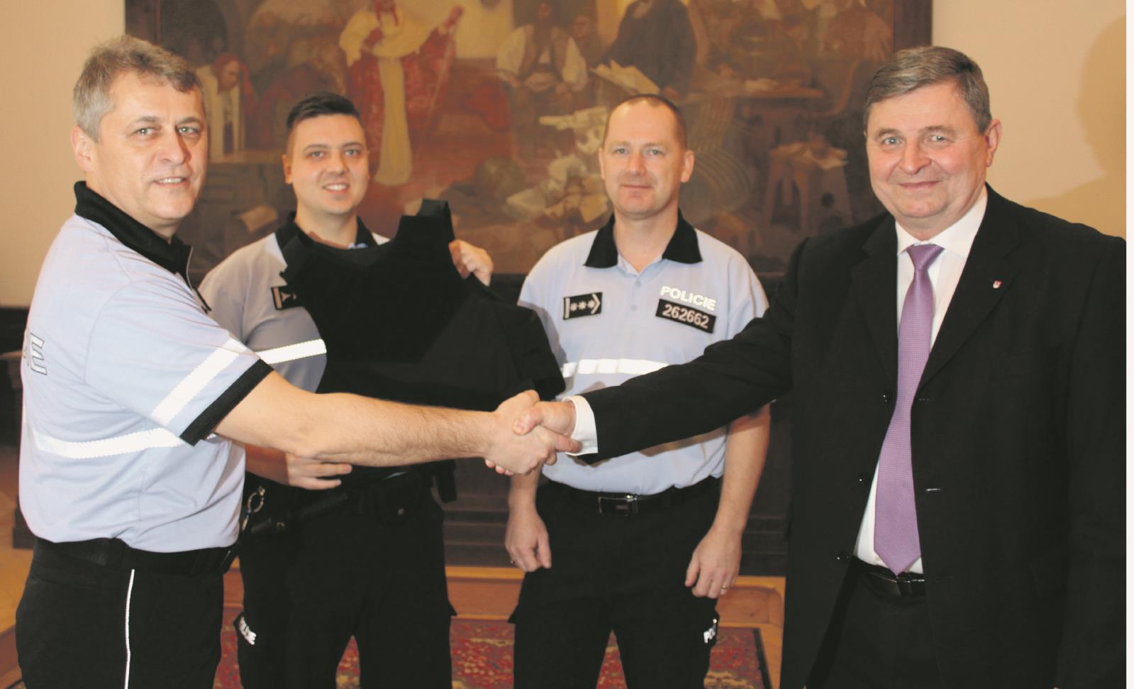 Předání balistických vest MěÚ Rokycany 15.12.2017.jpg