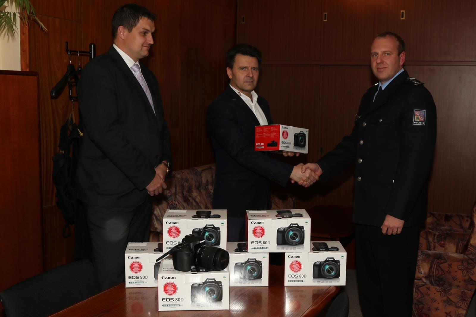 Předání finančního daru - zakoupené fotoaparáty